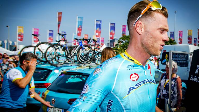 Lekke band zit Lars Boom dwars in kasseienrit Tour de France: 'Toen was het klaar'