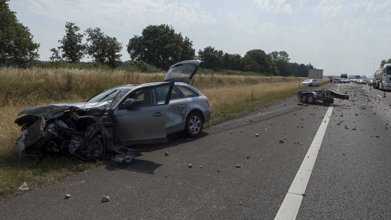 Aanhanger met puin crasht op A73 (foto: Saskia Kusters/SK-Media)