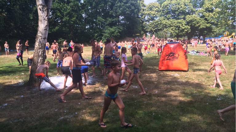 'Het is lekker, maar het is wel koud!', kinderen genieten van sneeuwballengevecht tijdens hitte bij zwembad in Drunen