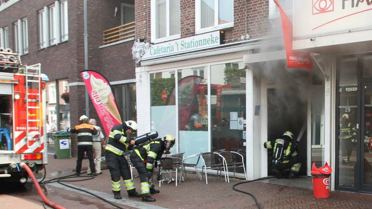 De brandweer was een tijd bezig met het bestrijden van het vuur. (Foto: Harrie Grijseels/SQ Vision).