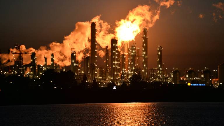 De lucht bij Shell kleurt oranje. (foto: Joes van Wanrooij/Stuve Fotografie)