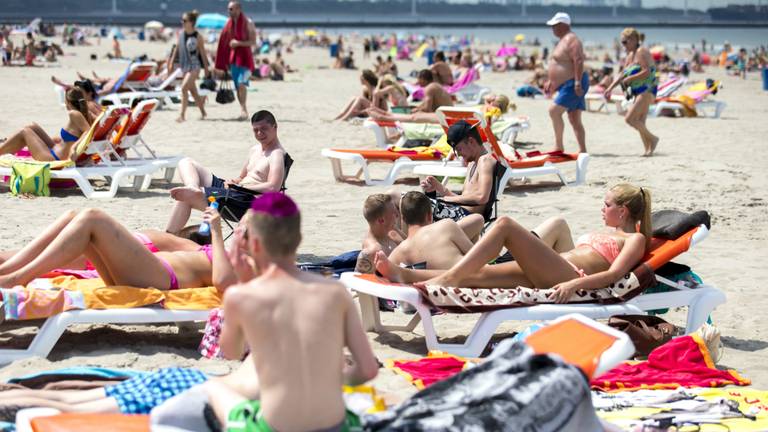 Tijdens mooie zomerse dagen is het zoeken naar een vrij lligbed op het strand. (Foto: ANP).