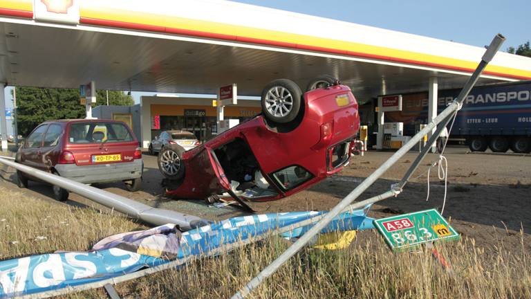 De auto belandde op de kop bij de benzinepomp. (Foto Alexander Vingerhoeds/Obscura Foto)