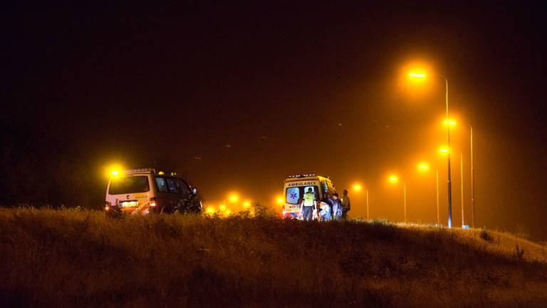 De bestuurder werd met een ambulance naar een ziekenhuis gebracht. (Foto: Luuk Koenen/SQ Vision)