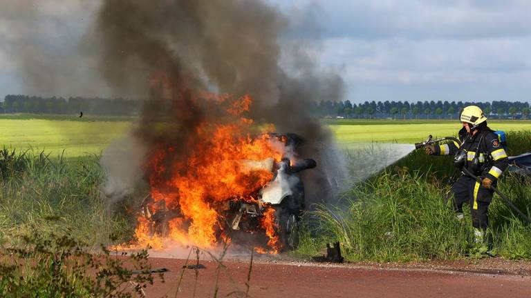 De auto vatte vlam na de botsing (foto: Charles Mallo/SQ Vision)