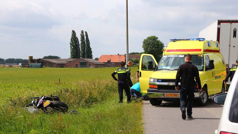 Ambulancepersoneel verleent eerste hulp. (Foto: Charles Mallo/SQ Vision)