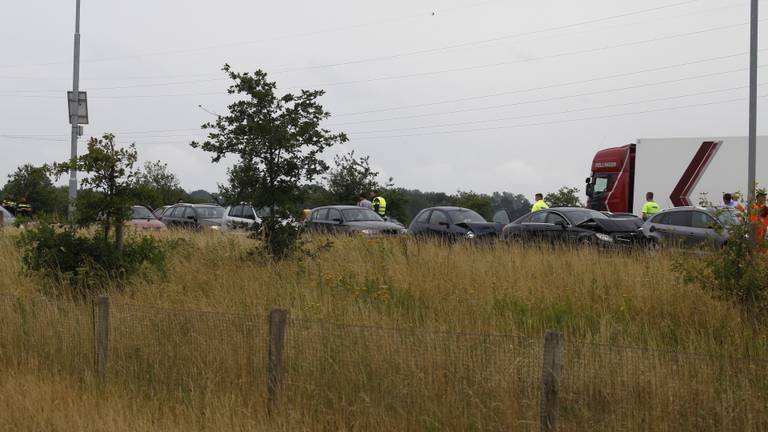 Door de botsing is er een lange file ontstaan (foto: Saskia Kusters Media).