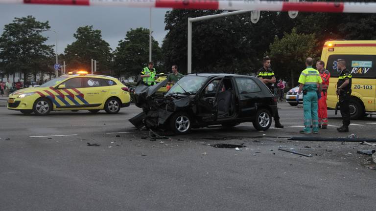Twee auto's botsten frontaal in Bergen op Zoom (foto: Alexander Vingerhoeds/Obscura Foto).