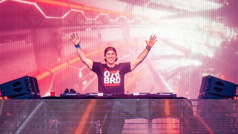 Hardwell in het T-shirt tijdens Breda Live. (Foto: Twitter/Hardwell)