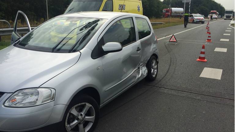 De auto raakte beschadigd, maar de automobiliste had niets. (Foto: SQ Vision)