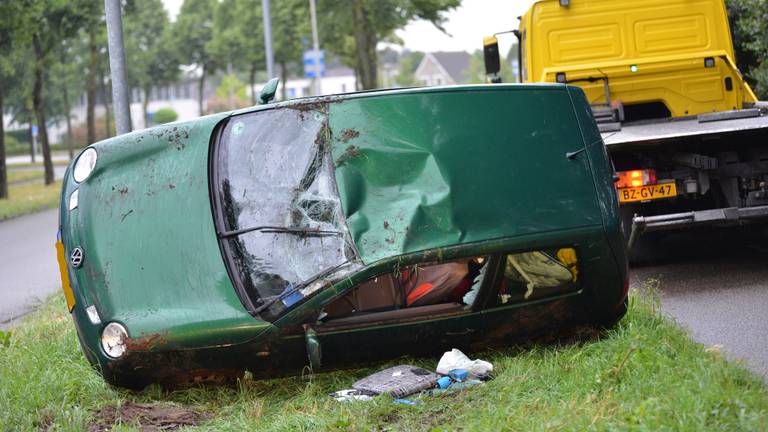 De auto raakte flink beschadigd. (Foto: Perry Roovers)