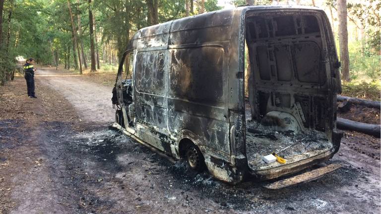 De uitgebrande bus werd rond zeven uur gevonden. (Foto: Sander van Gils/SQ Vision).