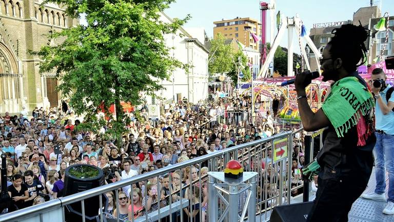 Kenny B opent de kermis (Foto: Jeroen Stuve/Stuve Fotografie)