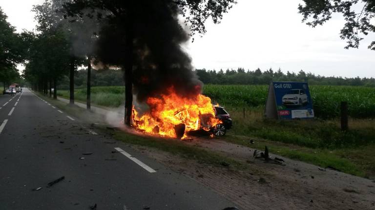 Auto in brand gevlogen na botsing (foto: Rico Vogels / SQ Vision)