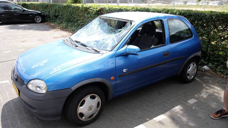 Een van de vernielde auto's (foto: Martien van Dam / SQ Vision)