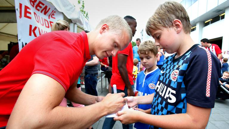 Hjörtur Hermannsson deelt een fan een handtekening uit. (Foto: Pics United).