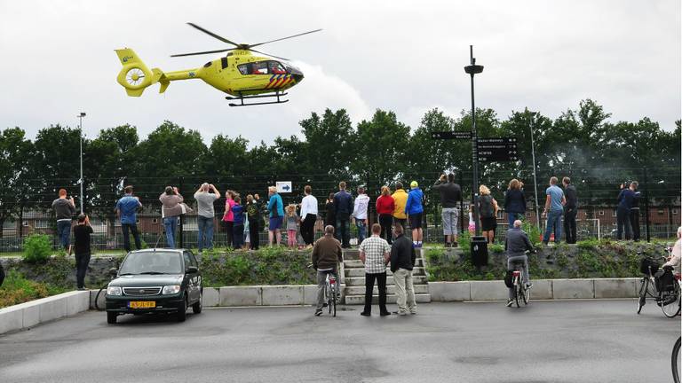 Vanwege het ongeluk werd een traumahelikopter opgeroepen. (Foto: Marvin Doreleijers/FPMB).