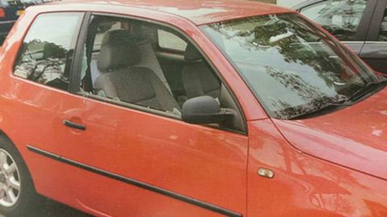 Een van de auto's waarin werd ingebroken. (Foto: Facebook Politie Oss)