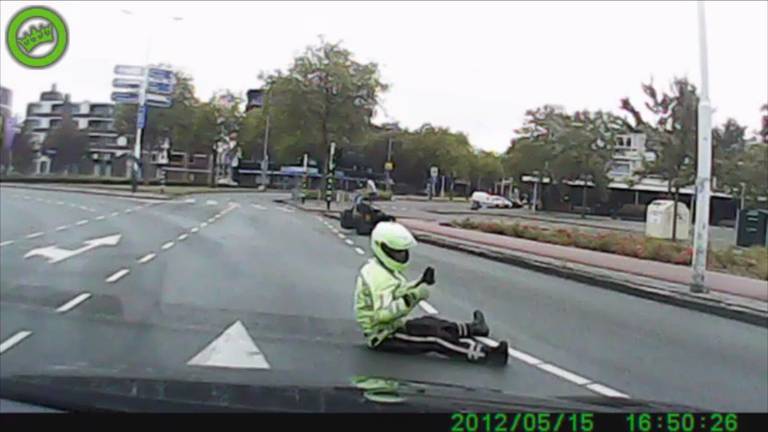 De motorrijder op het asfalt. (Beeld: Dumpert)