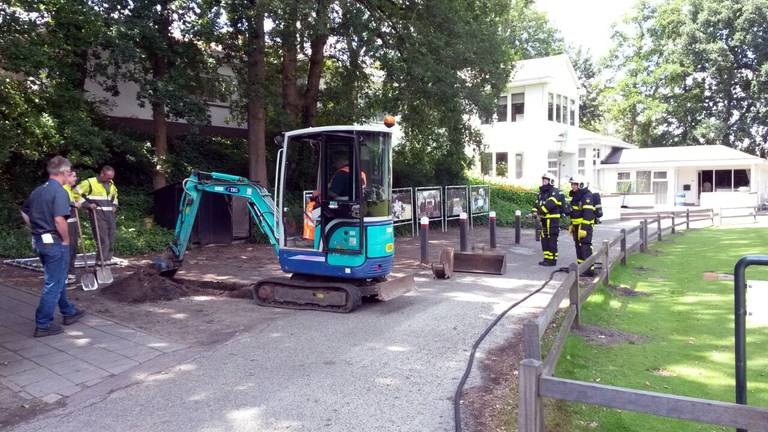 Het lek wordt gerepareerd. (Foto Jeroen Stuve/Persbureau Stuve)