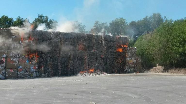 Stapel papier in brand (foto: Rico Vogels / SQ Vision)