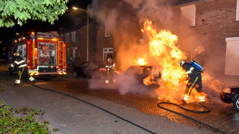 Auto uitgebrand (foto: Maickel Keijzers / Hendriks Multimedia)    