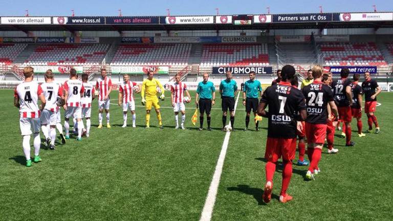 Spelers FC Oss maken zich klaar voor duel tegen Excelsior (foto: @fcoss_09 / Twitter)