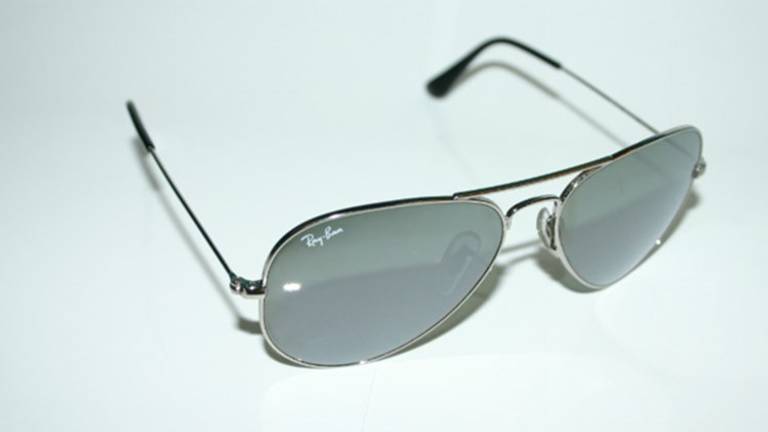 De dieven namen 150 brillen mee