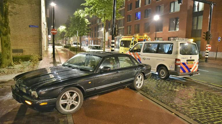 Bestuurder auto mee naar het politiebureau (foto: Jules Vorselaars / JV Media)