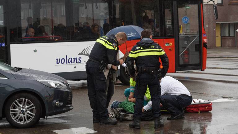 Hulpverleners buigen zich over het slachtoffer. Foto: Tom van der Put/MaRicMedia