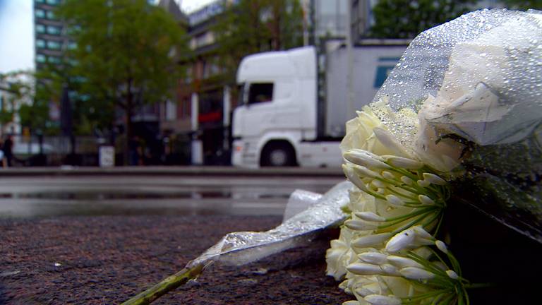 Bloemen op de plek van het ongeluk in Eindhoven