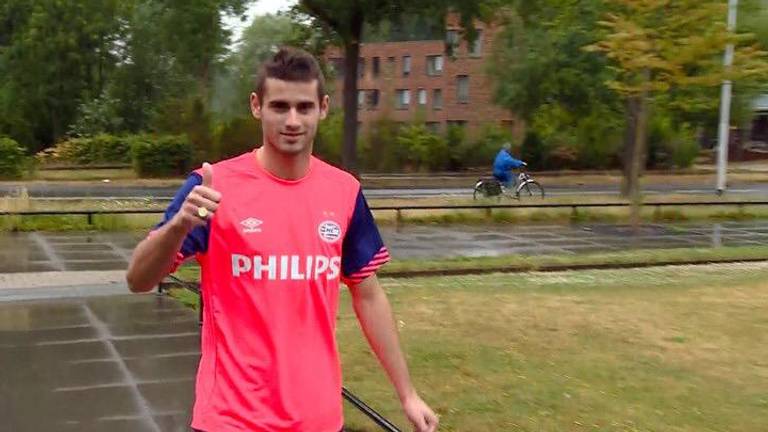 Gastón Pereiro meldt zich voor de medische keuring (foto: Joost van Erp)