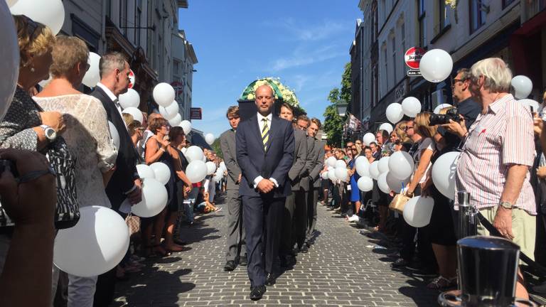 Witte ballonnen voor Wiljan Rommens (foto: Birgit Verhoeven) 