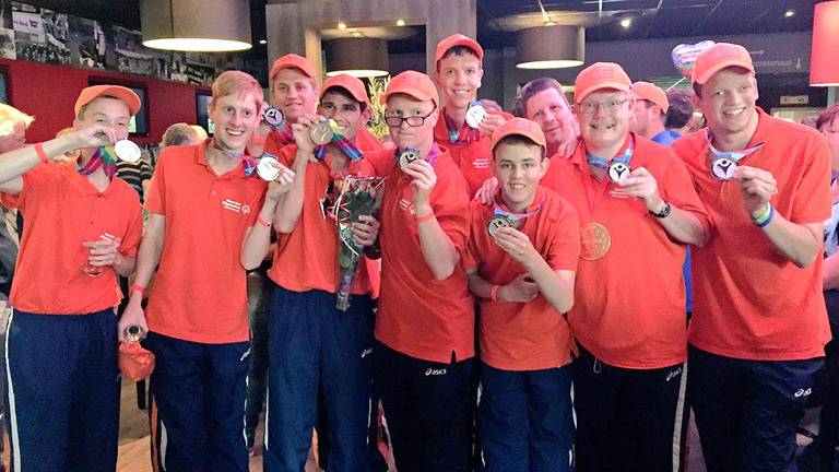 Voetballers G-Team UDI'19 feestelijk onthaald in Uden met zilver van Special Olympics
