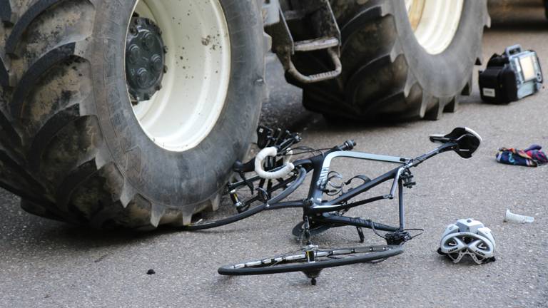 De fiets kwam onder de tractor terecht. Foto: Mathijs Bertens / Stuve Fotografie