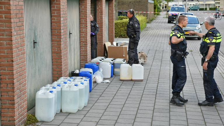 Er worden monsters genomen om de inhoud van de vaten te onderzoeken Foto: Toby de Kort/De Kort Media