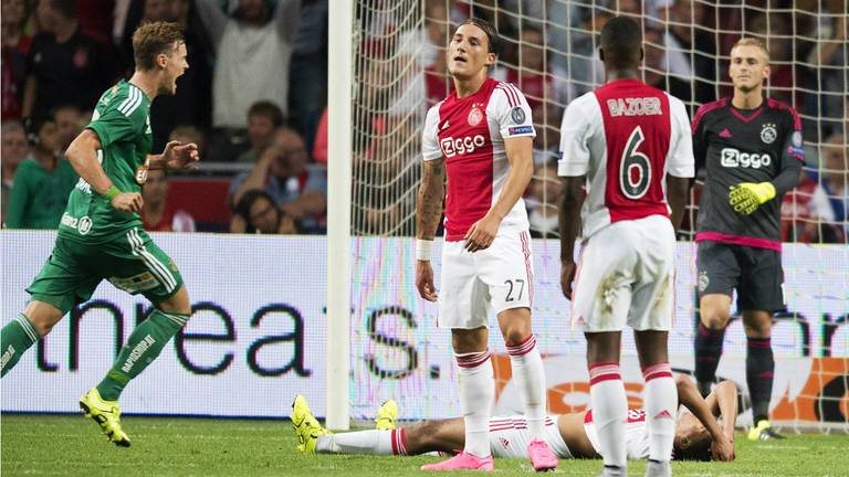Gudelj treurt, Ajax uitgeschakeld in Champions League. (Foto: ANP)