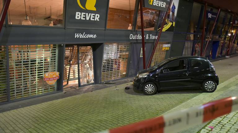 Met een gestolen auto kwamen de daders binnen. (Foto: Jules Vorselaars/JV Media)