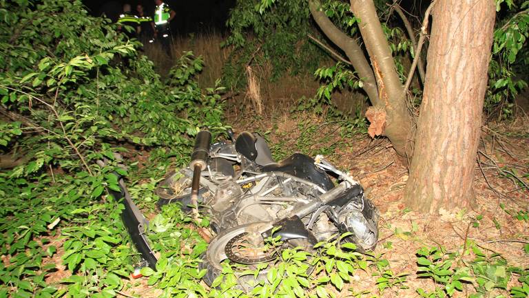 Motorrijder onderuit in Ommel (foto: SQV / Harrie Grijseels).