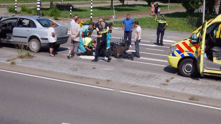 Ongeluk Breda: motorrijder gewond. (foto: Perry Roovers/SQ Vision Mediaprodukties)
