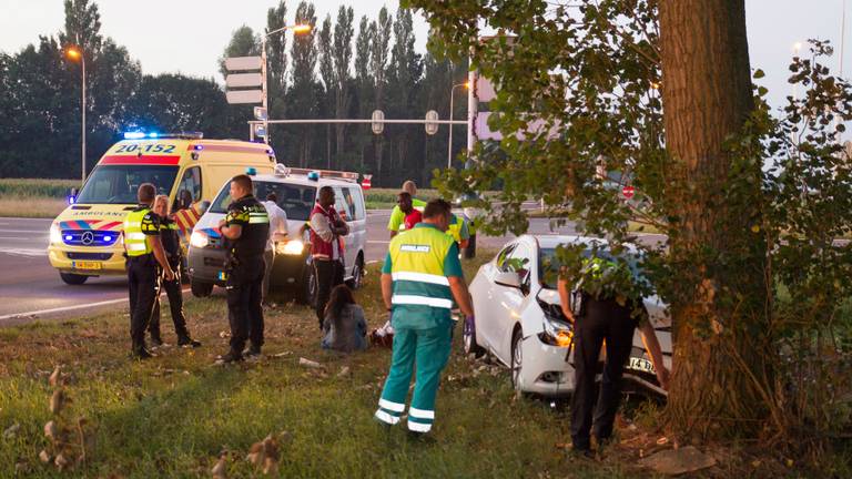 Twee van de vijf inzittenden raakten gewond. (Foto: Marcel van Dorst/SQ Vision).