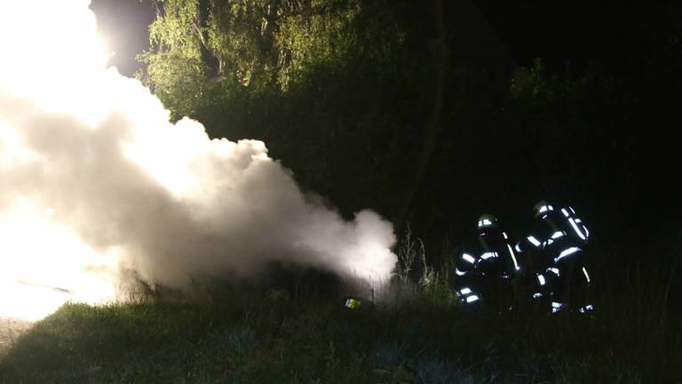 De brandweer bluste de auto met schuim. (Foto: AS Media).