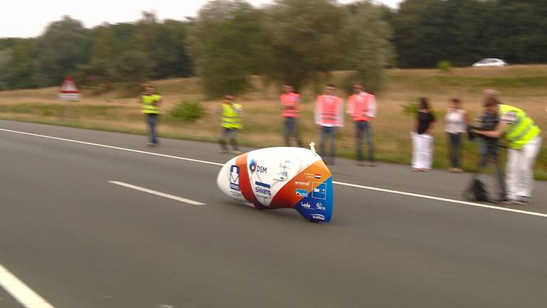 Stuenten testen ligfiets op afgesloten snelweg bij Helmond: 'We willen het wereldsnelheidsrecord verbeteren'