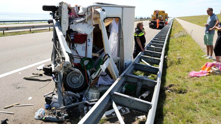 Ossenaar bij ongeluk Afsluitdijk. (foto: ANP)