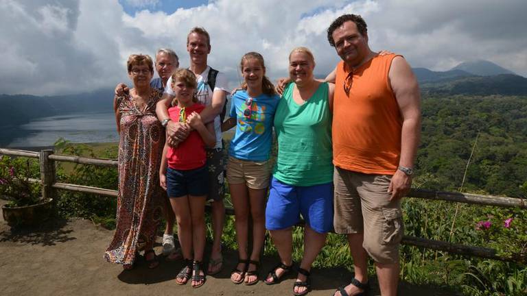 Ardi (2e van rechts) met man Patric, ouders, broer Wim en haar nichtjes. Foto: Ardi Schoenaker