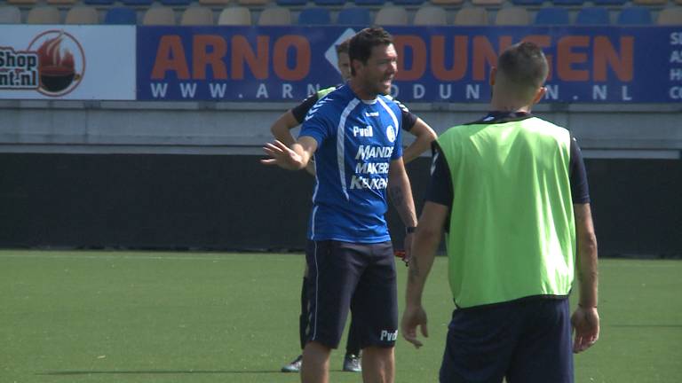 RKC-coach Van den Berg geeft training.