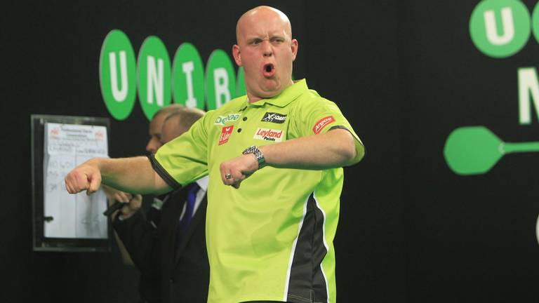 Michael van Gerwen in een karakteristieke pose. (Foto: Lawrence Lustig/PDC).