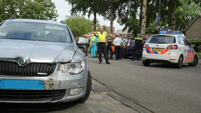 De taxi reed vanaf de zijkant op de personenauto in.