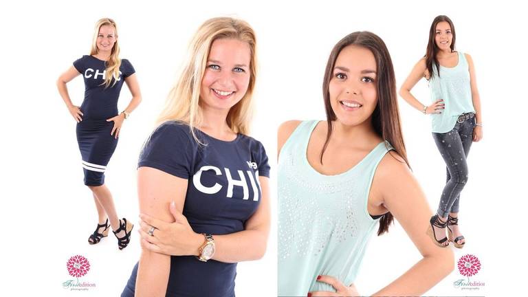 Nicole Elsten (l) en Jessica den Ouden (r) delen bloemen en zoenen uit.