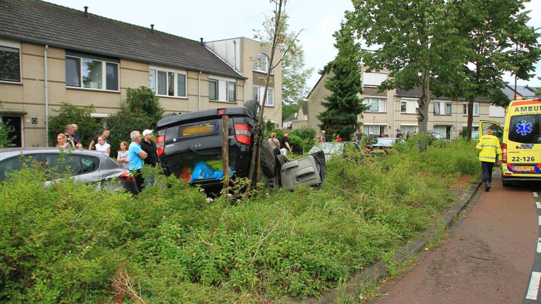 De man is naar het ziekenhuis gebracht. (foto: Harrie Grijseels / SQ Vision)